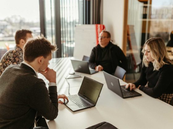 Equipe de DJM digital en réunion